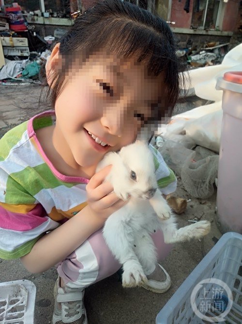 ▲受伤前的萱萱是一个漂亮的小姑娘。 图片来源/受访者供图