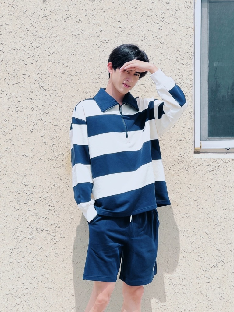 1/42022年8月12日,敖瑞鹏发布初秋随拍,黑白条纹