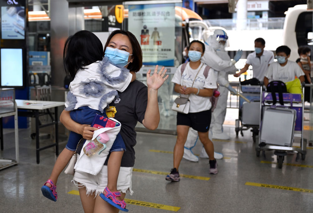 ↑8月9日，滞留三亚的游客进入三亚凤凰国际机场准备登机返程。