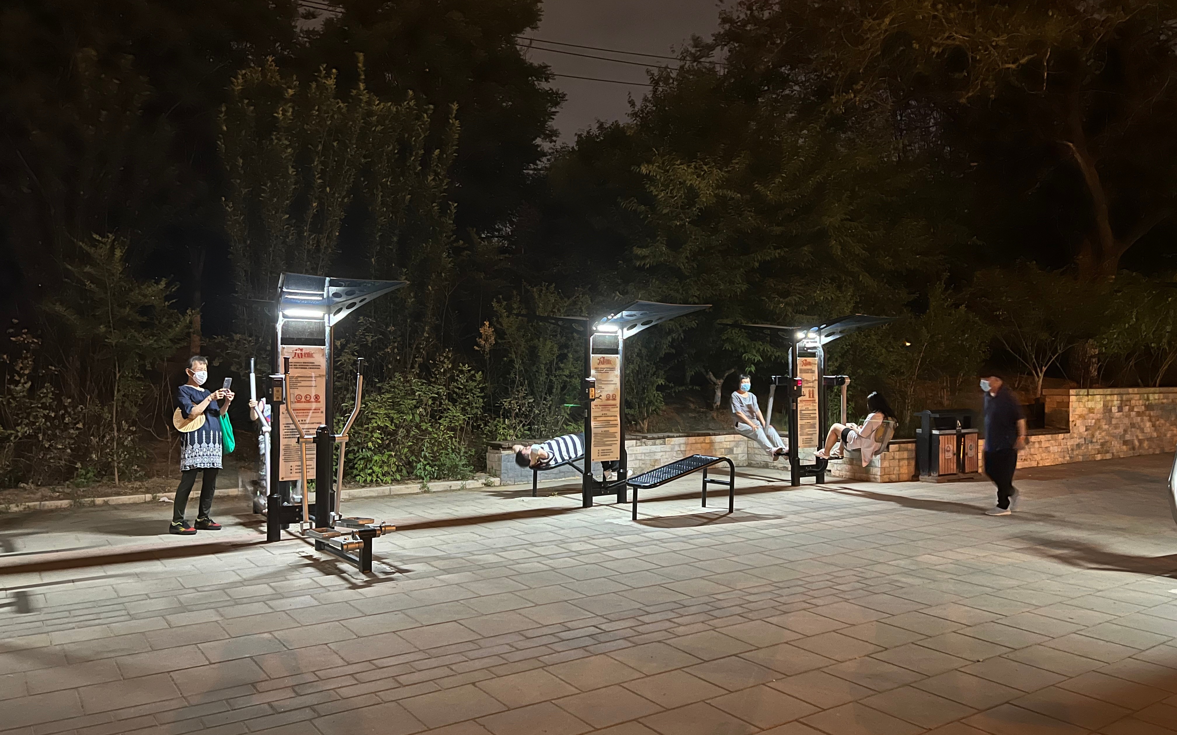 小区居民戴着口罩在小广场健身.作者供图