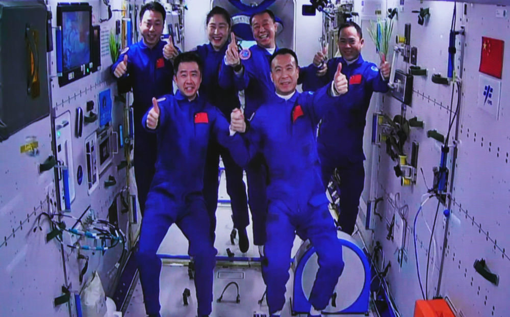 11月30日在酒泉卫星发射中心拍摄的神舟十五号航天员乘组与神舟十四号航天员乘组太空合影的画面。新华社记者 郭中正 摄