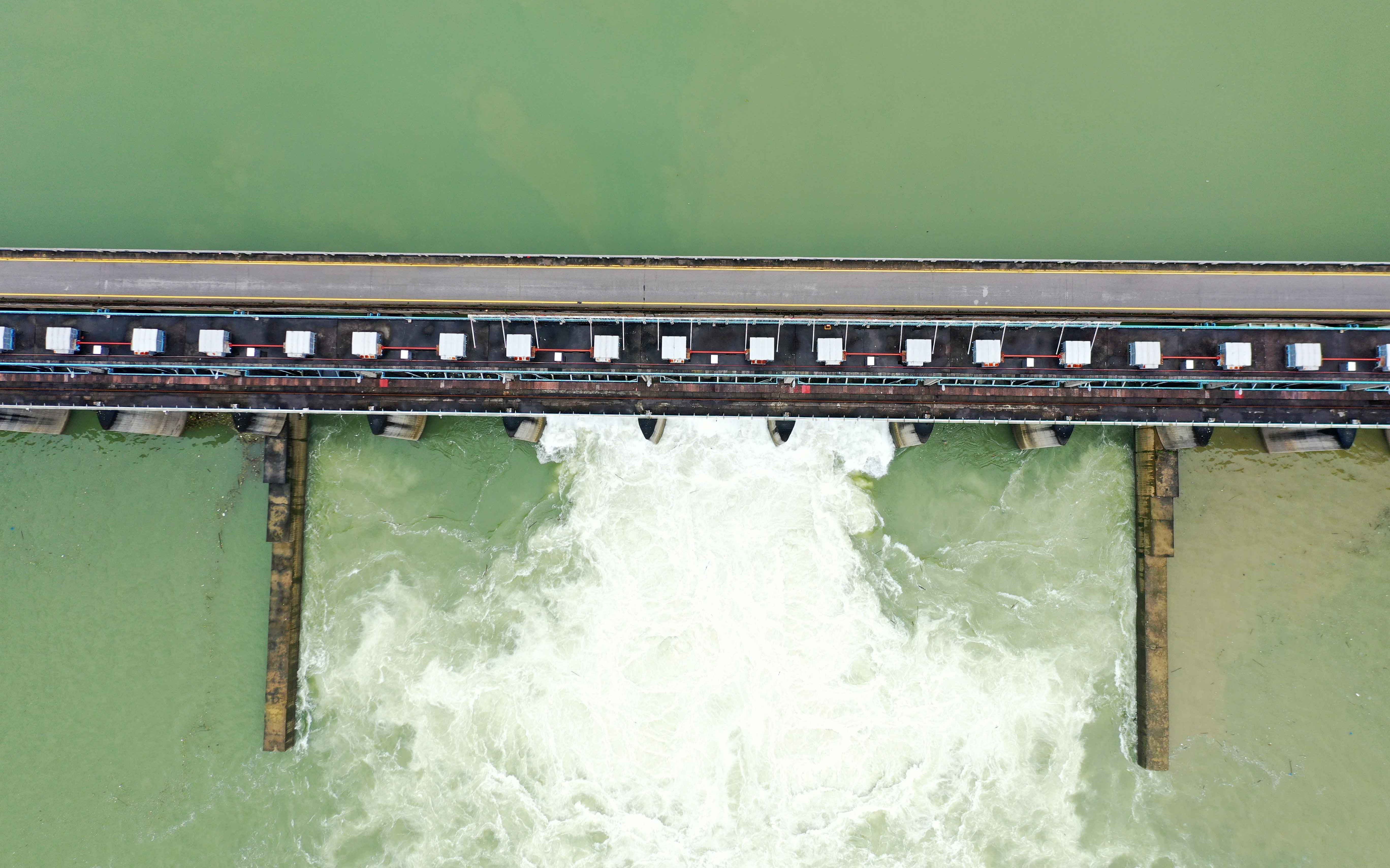 6月17日,广西柳州,珠江上游融江融安县浮石水电站开闸放水,为后续洪水