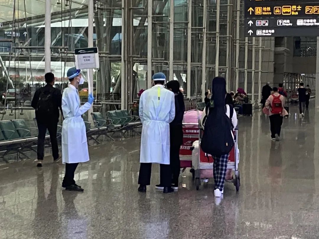 广州白云机场一号航站楼，有工作人员高举MU5735引导牌，寻觅着前来问寻的乘客家属。 （南方周末记者 李玉楼/图）