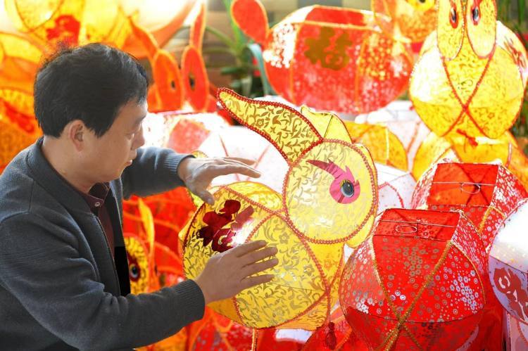 江苏扬州:花灯艺人守艺20载,巧手照亮传承路__凤凰网