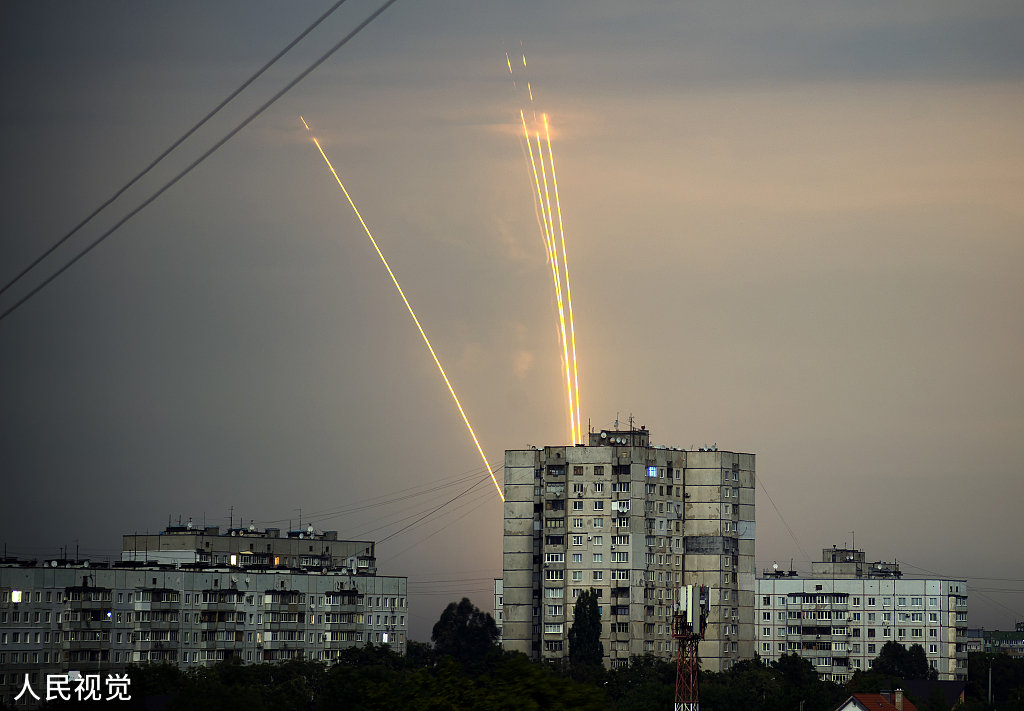 当地时间2022年8月15日，乌克兰哈尔科夫，黎明时分，俄罗斯从别尔哥罗德地区向乌克兰发射火箭弹。