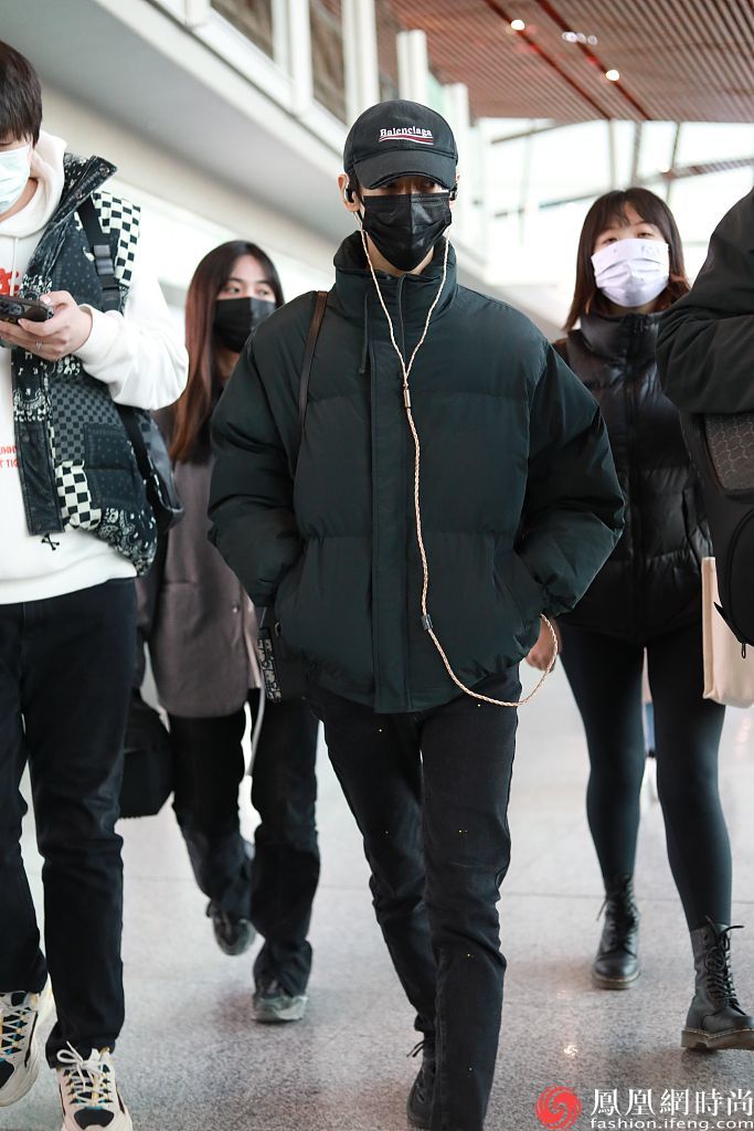 罗云熙全黑造型现身机场戴balenciaga棒球帽超酷帅