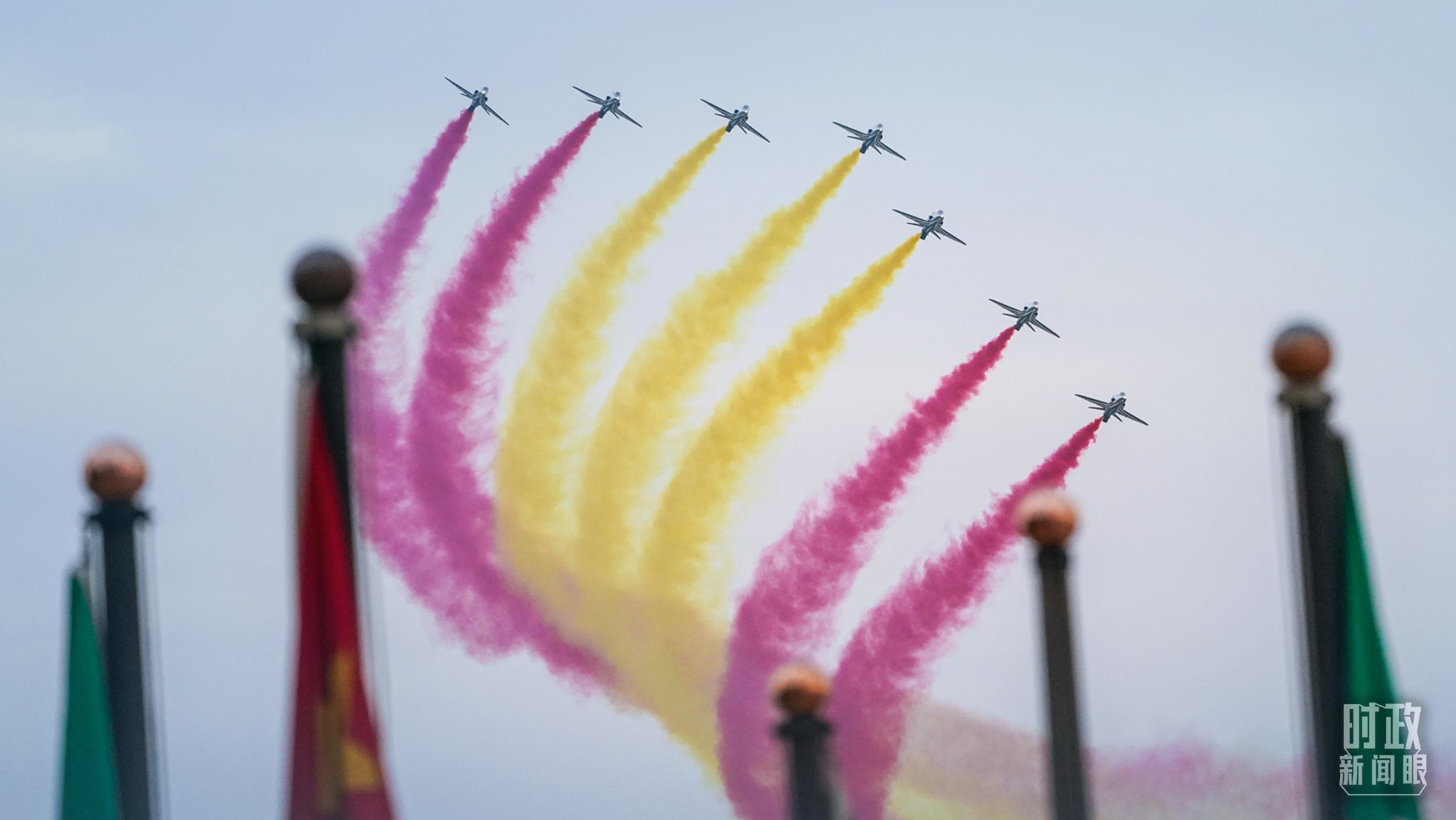 △沙特礼宾护卫机在空中拉出象征中国国旗的红黄两色彩带。（总台国广记者李晋拍摄）