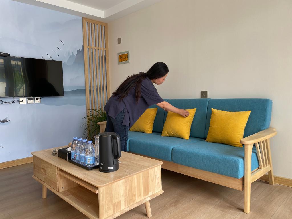 黄湾村民宿管家在布置客房.受访者供图