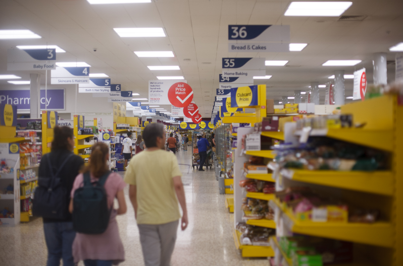▲8月21日，人们在英国雷丁一家超市内购物。图/新华社