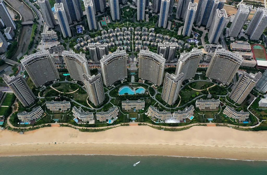 广东惠州十里银滩海岸密密麻麻的海景房项目 | 视觉中国-VCG211328002100