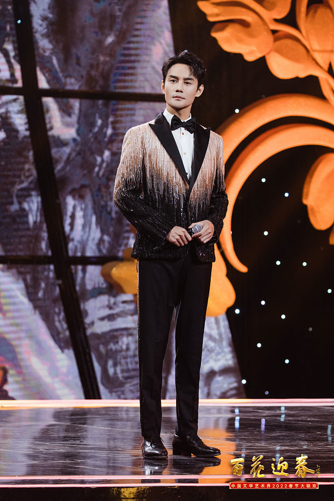王凯亮相百花迎春文联春晚黑白渐变流苏西装显典雅气质
