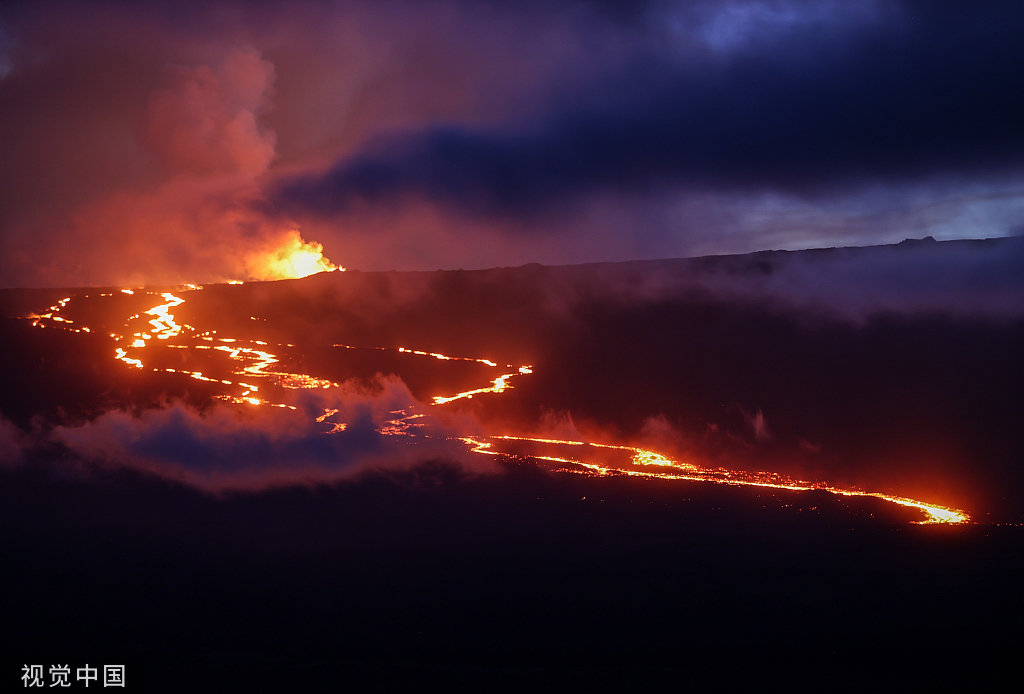 当地时间2022年12月1日，美国夏威夷大岛，冒纳罗亚火山喷发的景象，这是世界上最大的活火山。 视觉中国 图