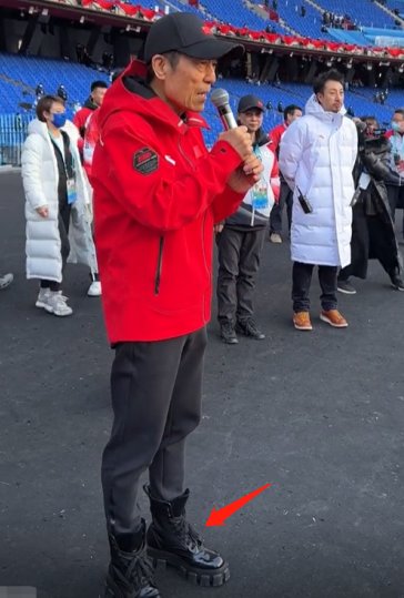 张艺谋给残奥运动员加油说话洪亮身形消瘦被众人围绕气场十足
