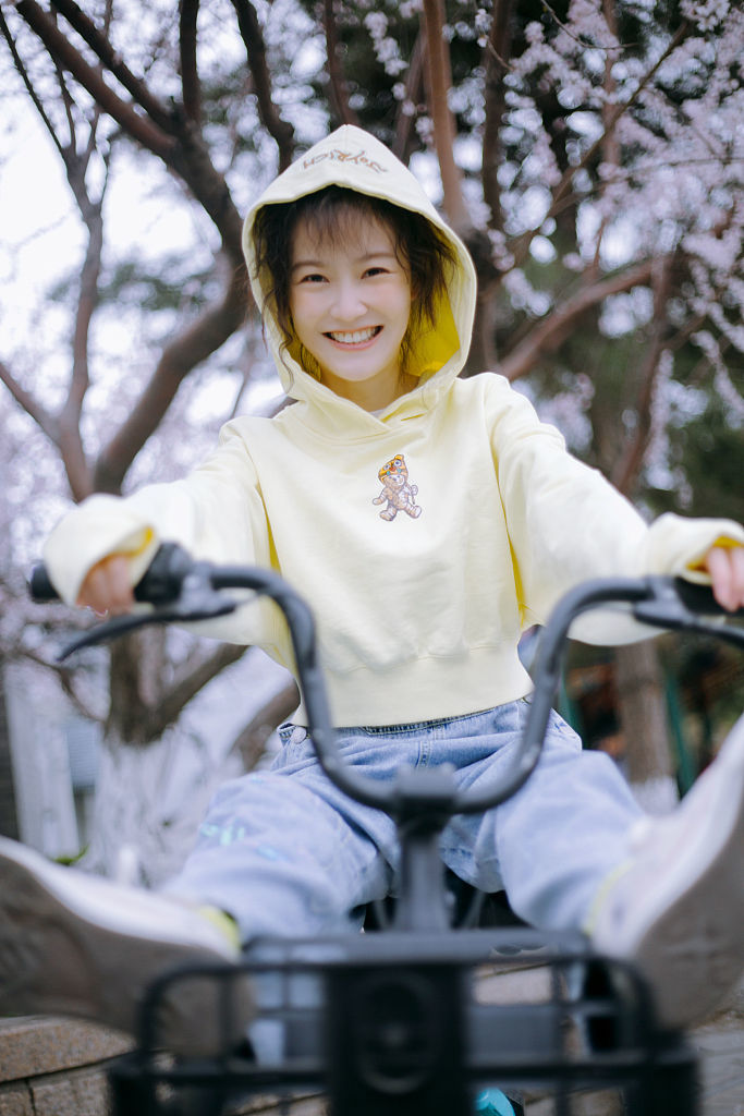 演员夏冰冰运动少女写真曝光 吹粉红色泡泡如梦似幻_凤凰网娱乐_凤凰