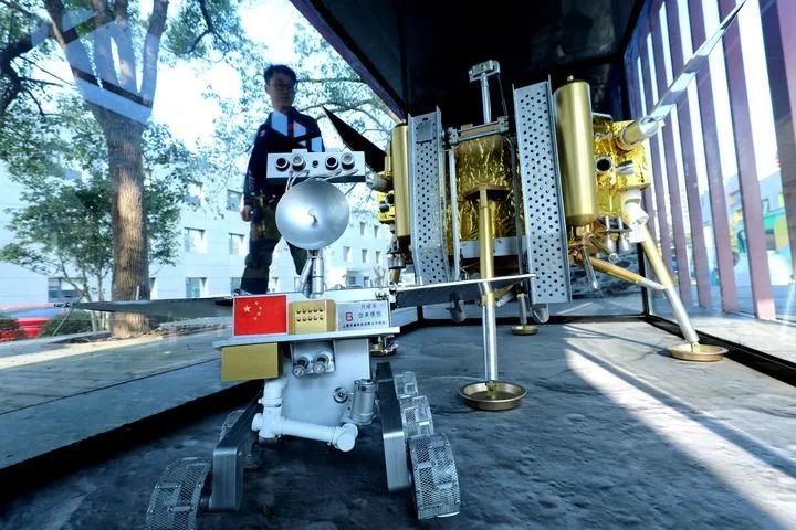 2022年1月11日，陆彬在上海航天创新创业中心观看玉兔二号月球车展示模型。
