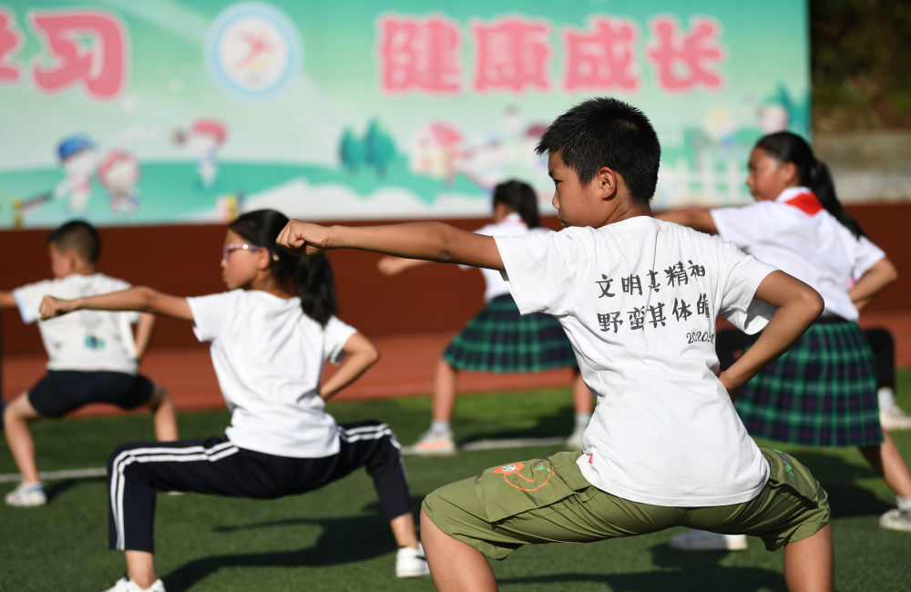 ↑在陕西省安康市平利县老县镇中心小学的操场上，学生们在课后参加武术社团活动（2020年9月7日摄）。