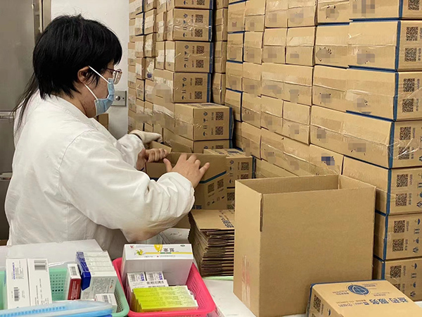 药房工作人员正在核对配送的药物  本文图均为 仁济医院 供图