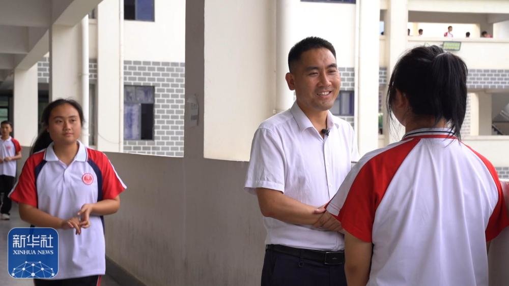 贵州省望谟县实验高中党总支副书记、副校长刘秀祥在课后辅导学生（2022年8月26日摄）。新华社记者 周宣妮 摄