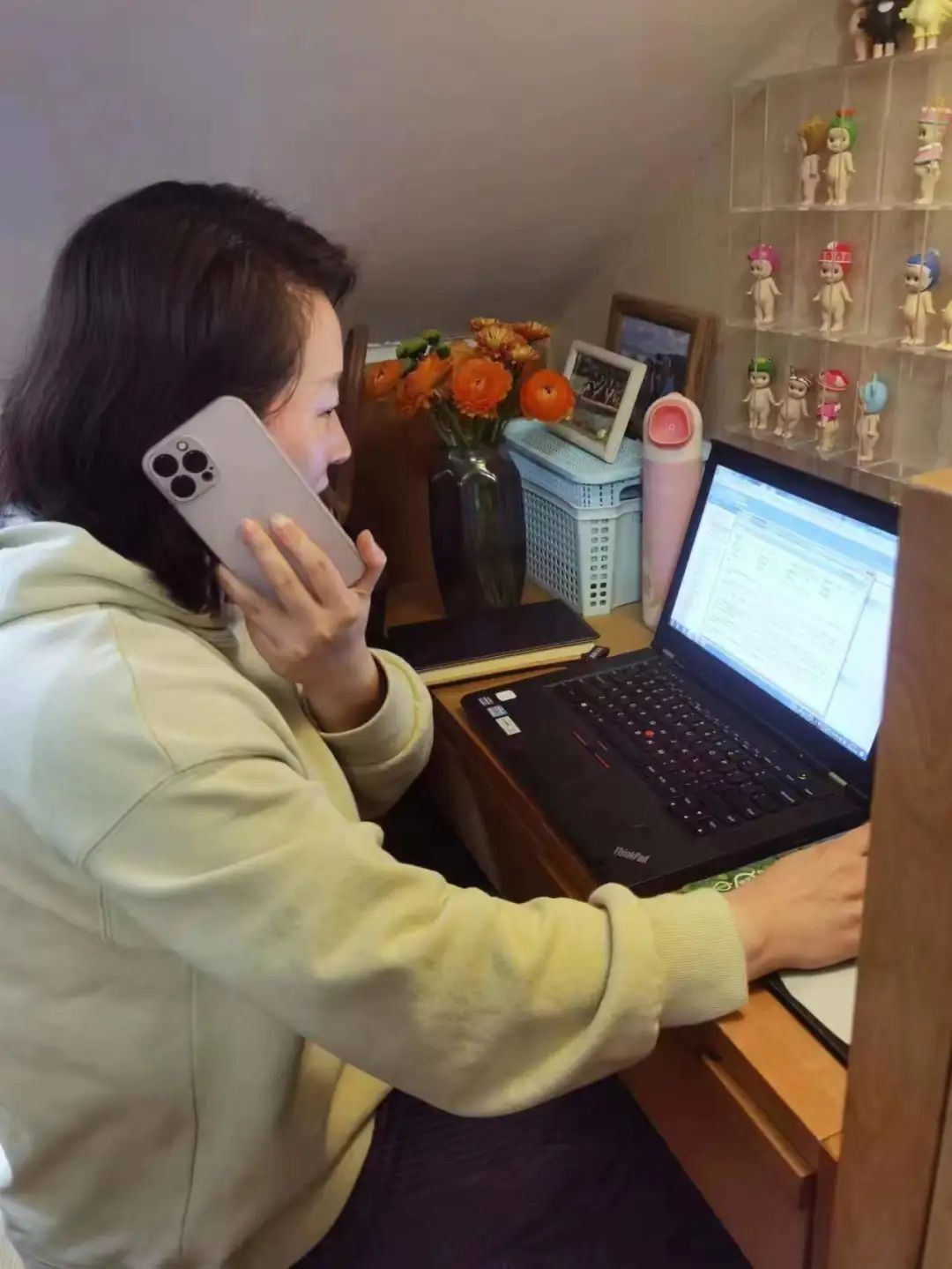 图为于赟在家里工作,及时处理群众来电诉求.