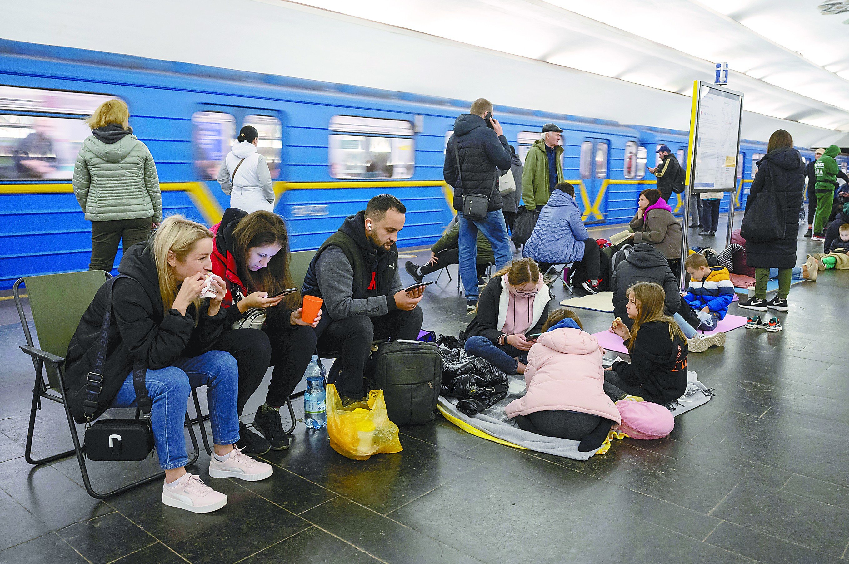11日，乌克兰首都基辅连续第二天响起空袭警报，一些民众躲进地铁站里避难。 （IC photo）