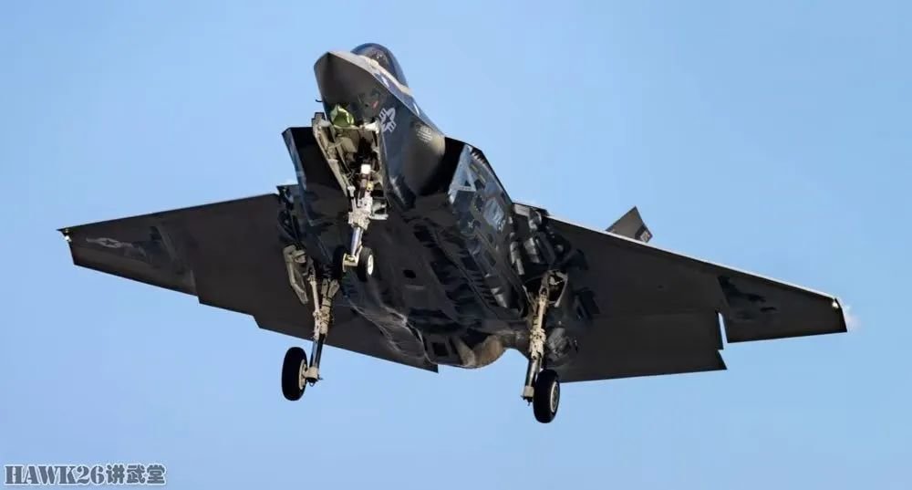 似乎168842号F-35C机翼下部没有类似的镜面表层。