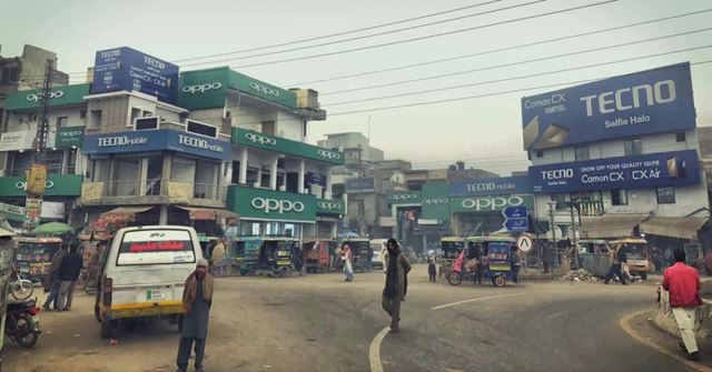 巴基斯坦街头，传音旗下Tecno与同样来自中国的OPPO广告牌交相呼应 图源：知乎