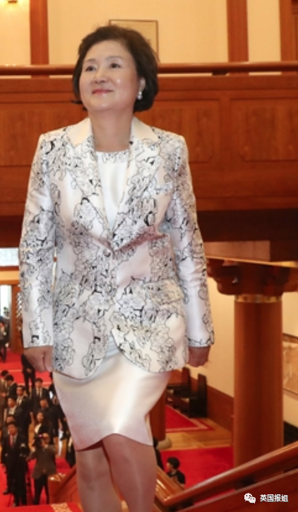 这个几何图形撞色连衣裙也是同一家,给气质沉稳的金正淑增添了活力