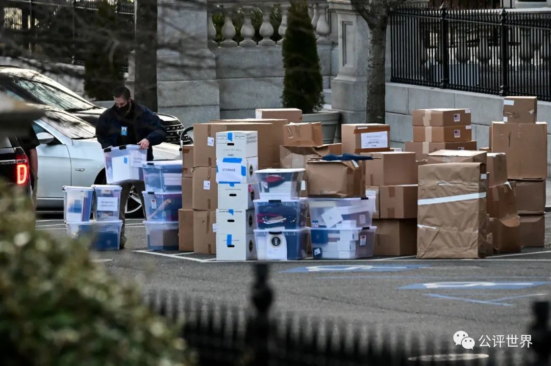 ▲2021年1月14日，工作人员在白宫整理大批纸箱。