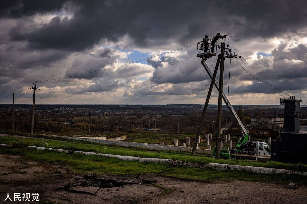 当地时间2022年11月3日，乌克兰库皮扬斯克，社区工人在修复被炮击切断的电线。