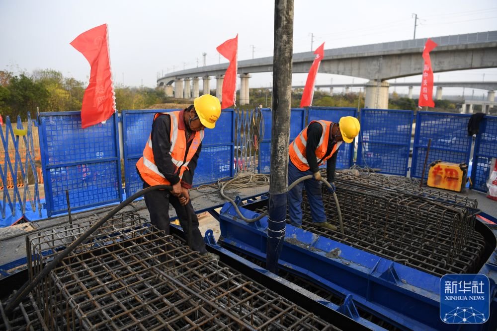 新华全媒新建沪宁合高铁安徽段首根墩身浇筑完成