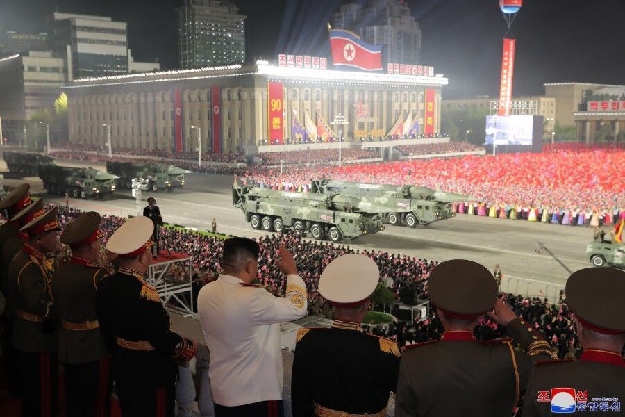 朝鲜25日夜间举行阅兵洲际导弹高超音速武器亮相