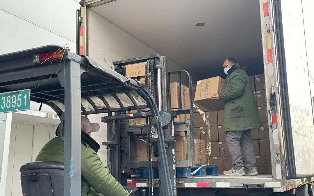 ▲12月11日下午，悦康药业集团股份有限公司仓库前，叉车将药品纸箱装进货车里。新京报记者 赵利新 摄