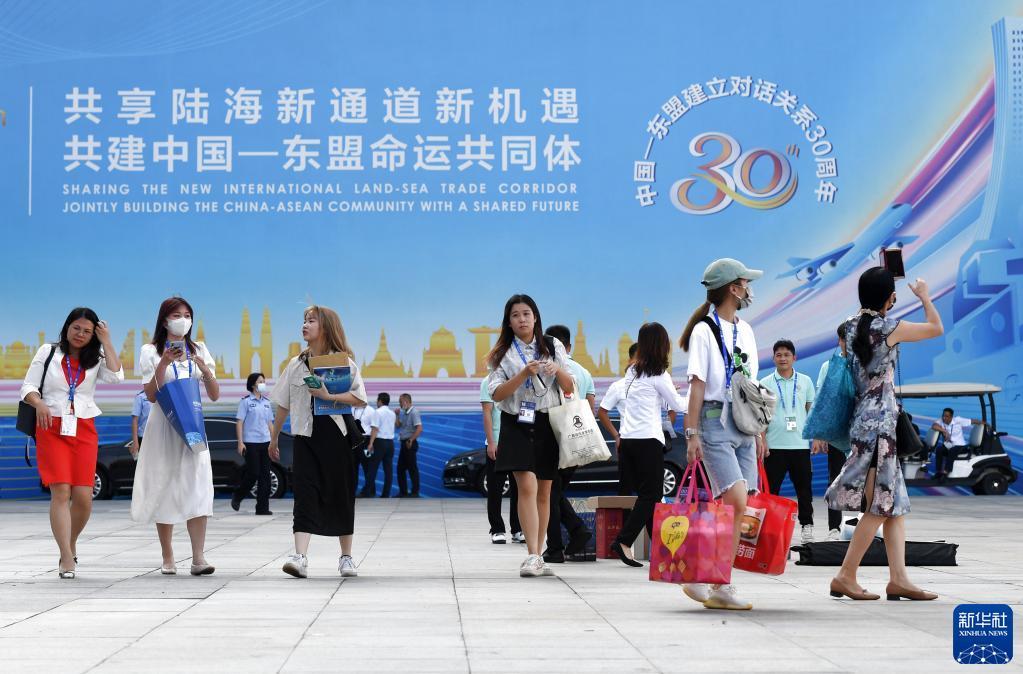 2021年9月11日，在广西南宁国际会展中心，参观者走出第18届中国—东盟博览会展馆。新华社记者 陆波岸 摄