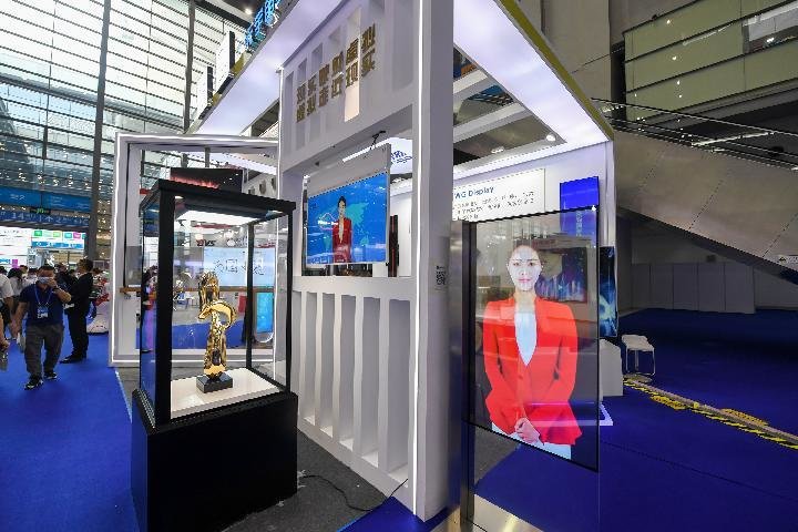 第二十四届中国国际高新技术成果交易会上展出的虚拟现实产品。新华社记者毛思倩 摄