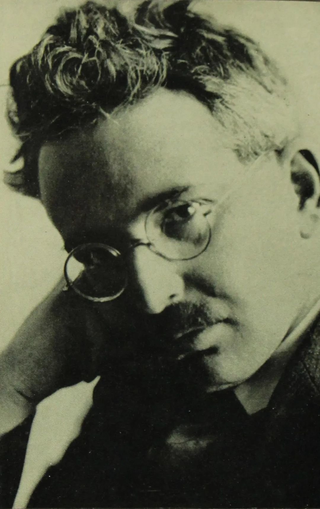 瓦尔特·本雅明（1892—1940），德国文学家、思想家，因其博学和敏锐而享誉世界，被视为20世纪前半期德国最重要的文学评论家，被誉为“欧洲最后一位知识分子”。