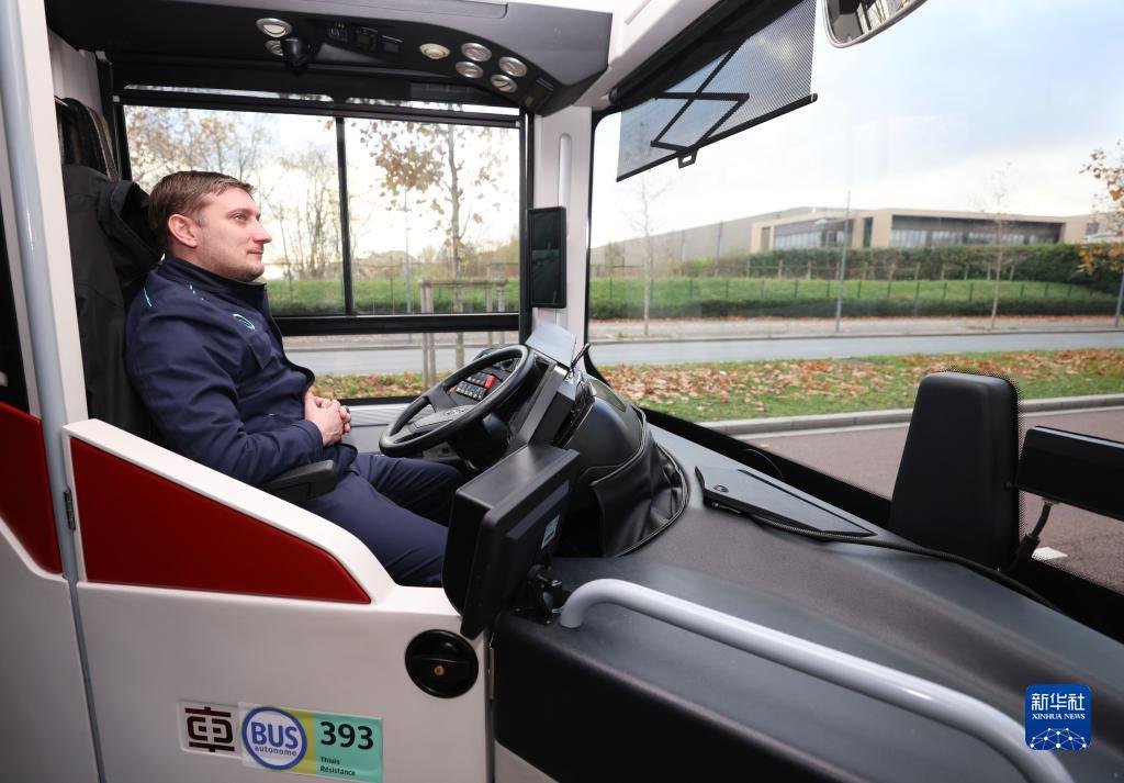 12月7日，法国巴黎大众运输公司公交司机“驾驶”中车电动制造的自动驾驶客车。新华社记者 高静 摄