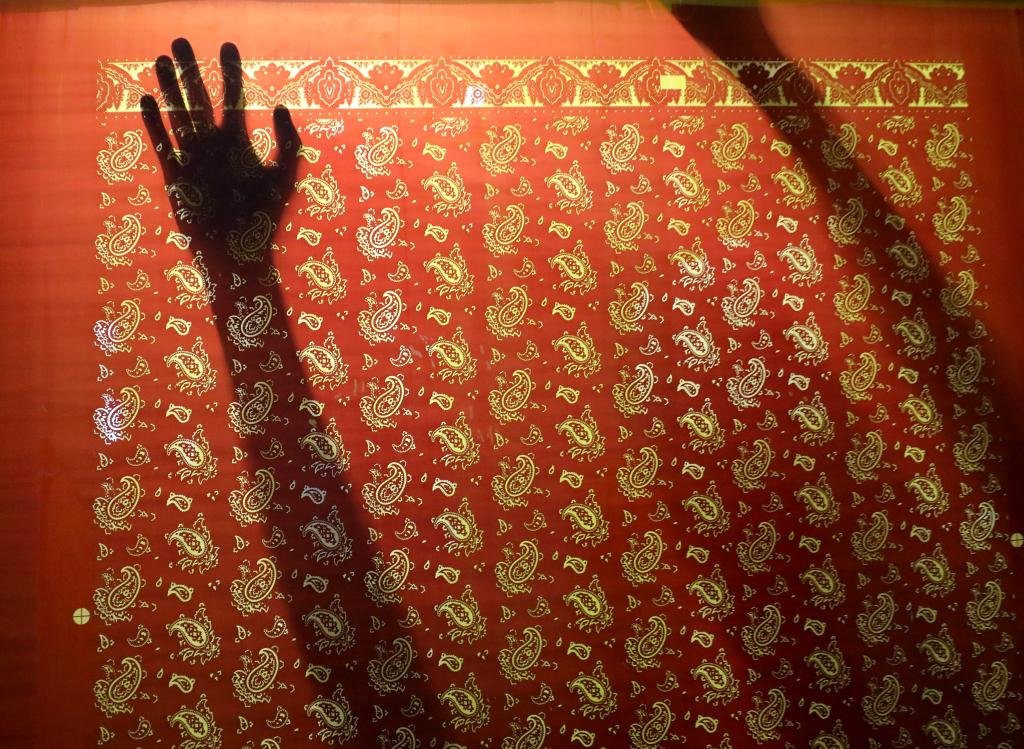 8月11日，工人在英国麦克尔斯菲尔德一家丝绸工厂内工作。新华社记者李颖摄