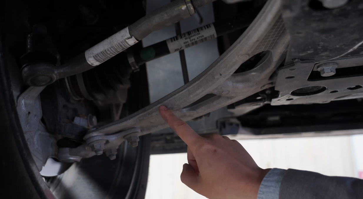 后悬架是扭力梁结构,采用了一个变截面的结构设计,并且整体与整个底盘