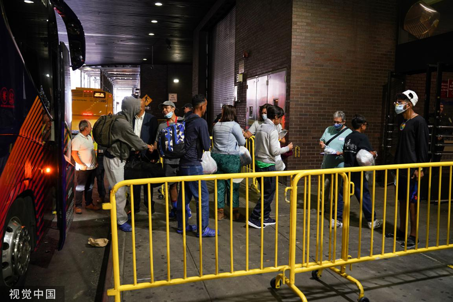 当地时间2022年9月4日,一辆载有越境移民的巴士抵达美国纽约市。(图片来源:视觉中国)