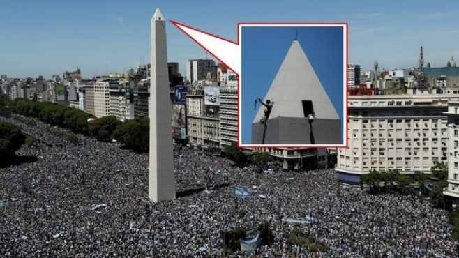 球迷爬上布宜诺斯艾利斯地标方尖碑最顶端（推特截图）