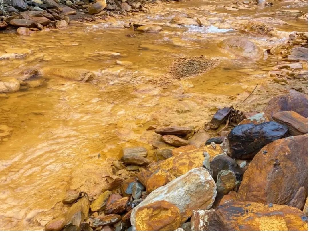 白河县卡子镇，被关闭的硫磺矿废水污染的河道。（拍摄：袁凌）