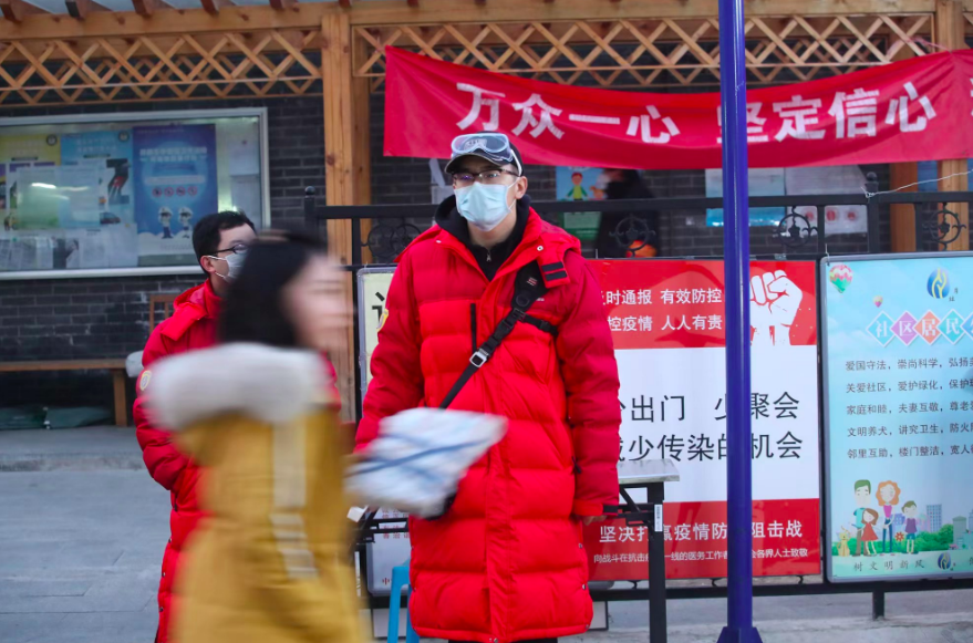 2020年2月，陈硕在西城月坛街道参与防疫卡口志愿值守。