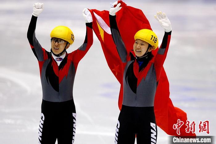 2002年2月16日，美国盐湖城，2002盐湖城冬奥会短道速滑女子500米决赛，杨扬(左)夺得冠军。为中国代表团实现冬奥会金牌“零的突破”。 图片来源：视觉中国