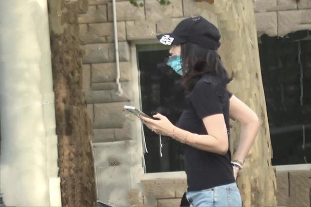 章子怡带儿女出游与醒宝坐海盗船，弟弟神似姐姐，两位保姆同行
