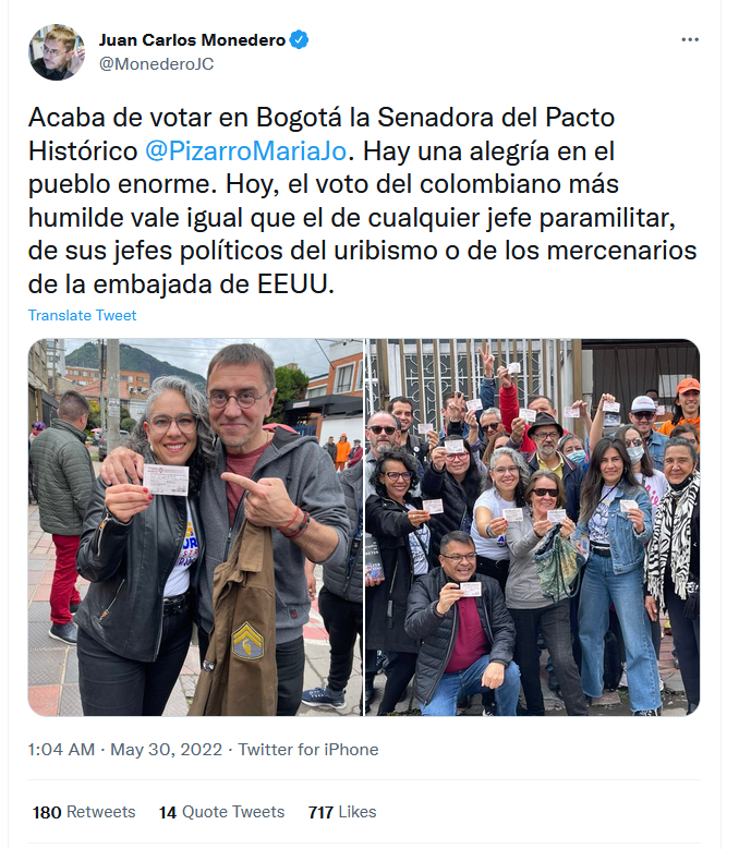 哥伦比亚选民在推特晒出了他们手持佩特罗选票在美国大使馆门前合影的照片