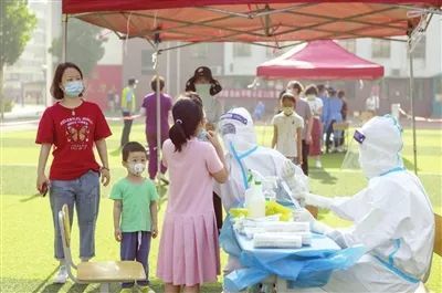 6月5日，我市有序开展全员核酸检测。图为南开区中心小学核酸检测采样点现场。