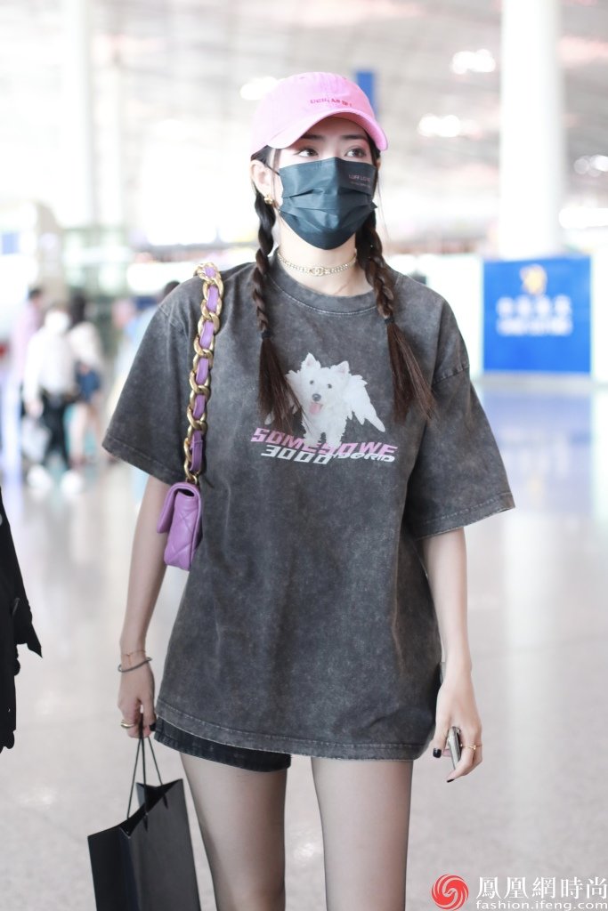 徐璐扎双马尾麻花辫,戴粉色鸭舌帽,穿宽松上衣潮酷有范__凤凰网