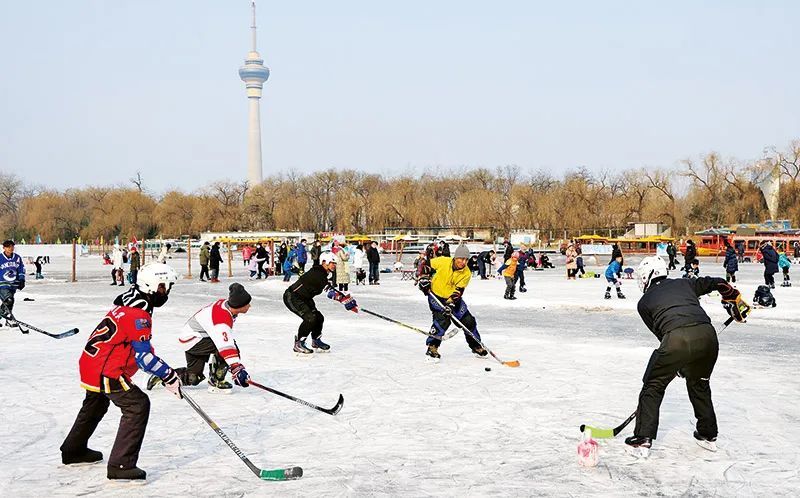 图为2022年1月31日上午，京城的冰球运动爱好者们穿戴整齐在八一湖冰场展开“冰球大战”，践行“带动三亿人参与冰雪运动”的号召。 北京日报记者 刘平/摄