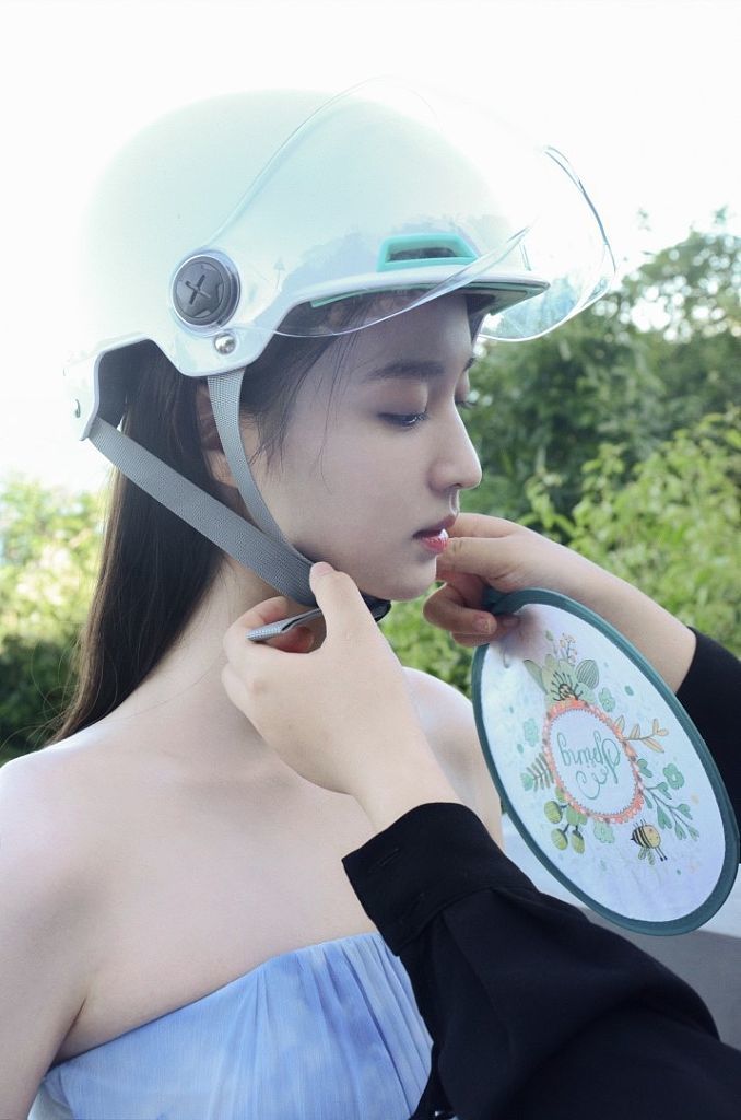 王楚然相逢时节花絮释出头戴机车帽化身初恋女神