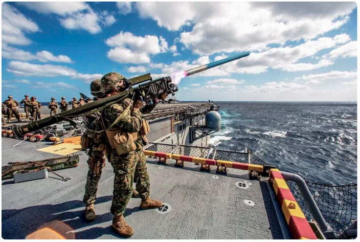 美国海军陆战队远征部队在航母上发射模拟“毒刺”导弹。